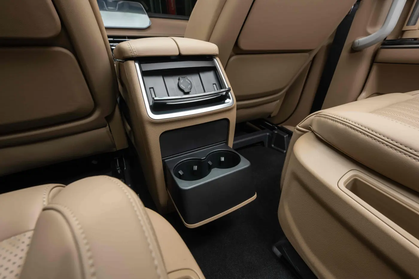 JAC JS6 luxury interior dashboard panoramic view premium leather seats touchscreen infotainment system ambient lighting