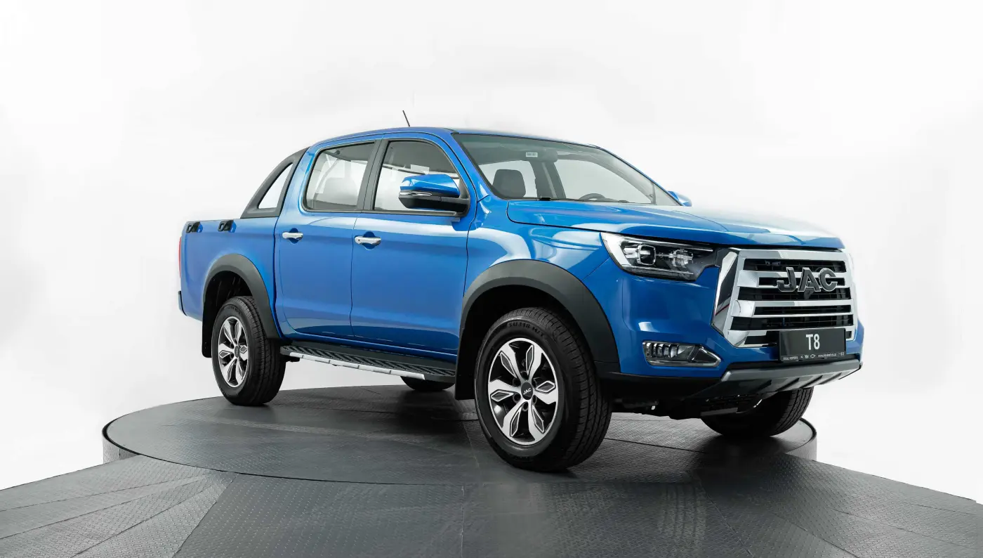 JAC JS6 luxury interior dashboard panoramic view premium leather seats touchscreen infotainment system ambient lighting